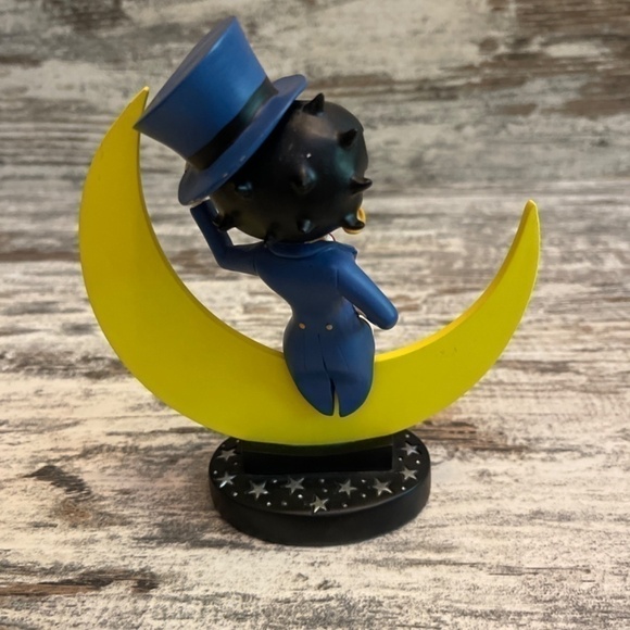 Betty Boop Moonglow Statuette - Picture 3 of 4